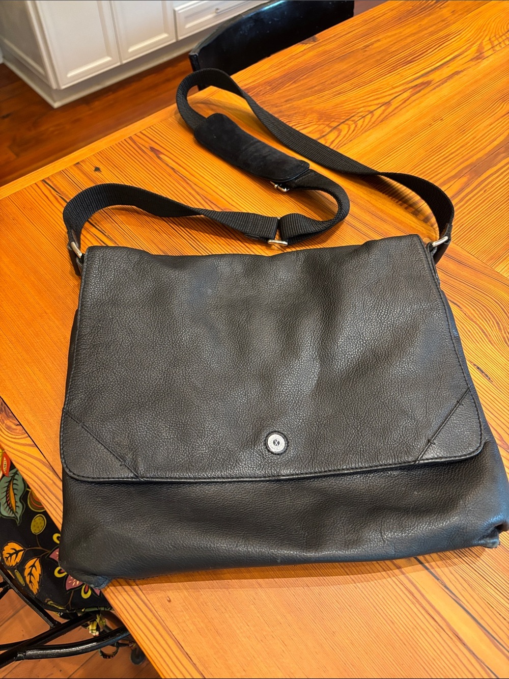 Men's Black Leather Messenger Bag with Adjustable Shoulder Strap